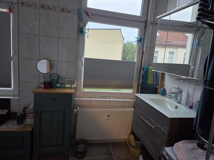 Modernisiert, großzügig, zentral – 2-Raum-Wohnung in Dessau – Bad
