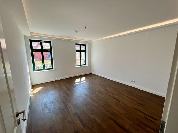 Elegant und luxuriös *dunkles Parkett * Fußbodenheizung * Lichtbänder * Tageslichtbad * Aufzug * – geräumiges Schlafzimmer