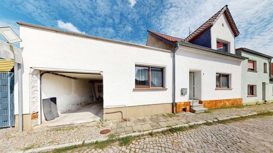 Schnäppchenpreis  stilvolles bezugsfertiges Zuhause in Barby mit Hof, Garage &amp; Nähe zur Natur – Strassenansicht