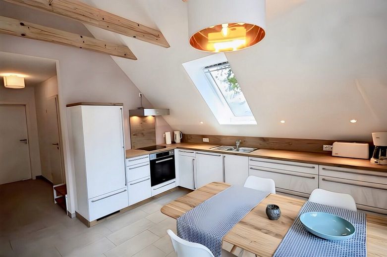 HORN IMMOBILIEN ++ tolles Ferienhaus in Röbel an der Müritz mit zwei Ferien-Wohnungen – Wohnzimmer