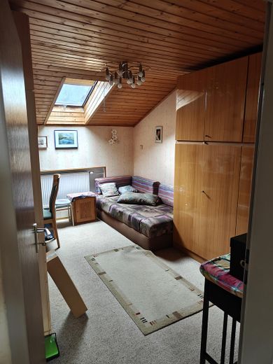 Maison mitoyenne bien entretenue en emplacement central – Büro OG