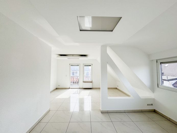 Helle und großzügige 3,5-Zimmer Maisonettewohnung mit EBK und Balkon! – Ebene 1- Wohn-Essbereich