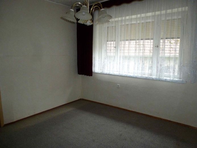 Doppelhaushälfte mit Nebengebäude und Grundstück in Waldnähe – 07 P1070669k