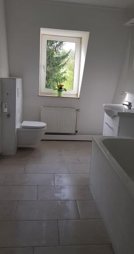 Badezimmer mit Fenster