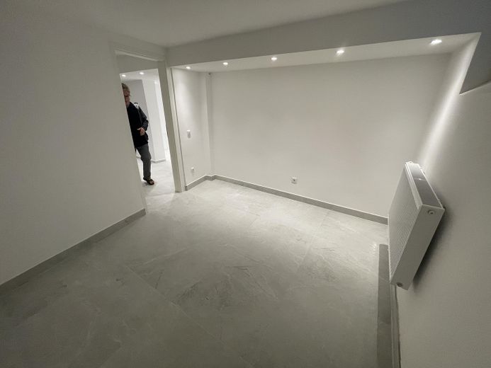 2 kamers hobbyruimte met bad en keuken als kantoor of atelier – kleinerer Raum mit Fenster