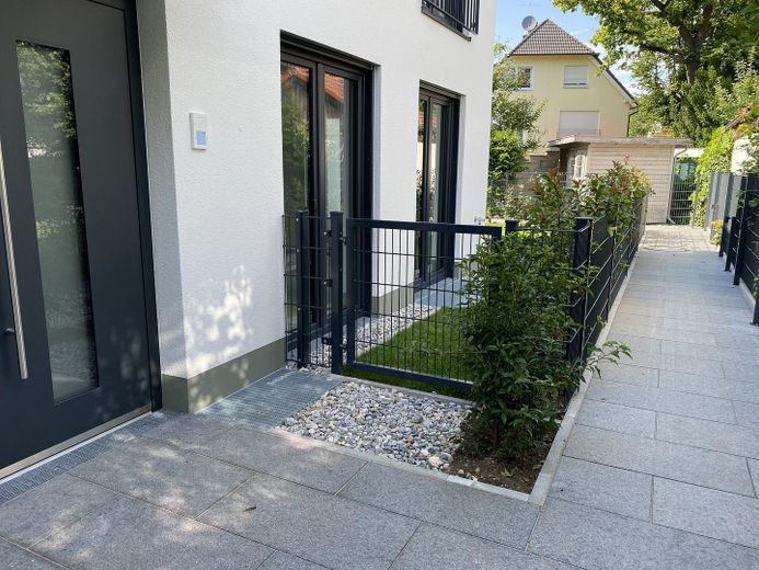 Haustüre und Zugang zum Garten