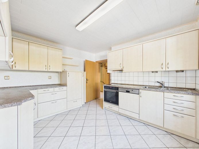 Edles Reihenmittelhaus in gepflegter Umgebung – EG Küche Elektroherd, Spülm.