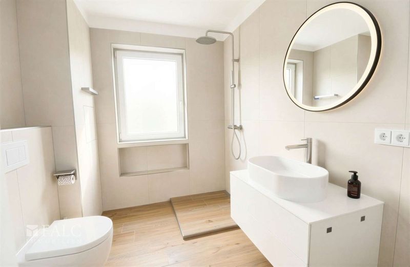 Komplett renovierte Luxus Maisonette im Grünen – Bad oben