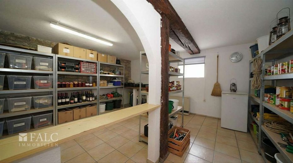 Platzwunder in Ravenstein! 3-Familienhaus inkl. großzügiger Scheune - FALC Immobilien Heilbronn – Reichlich Stauraum (EG)