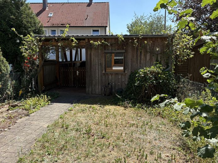 Zuhause fühlen in Reihenmittelhaus in ruhiger, familiärer Lage – Carport vom Haus ausgesehen