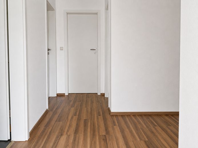 Modernisierte, helle 3 Zimmer DG-Maisonette-Wohnung mit EBK, Balkon, Stellplatz – Flur