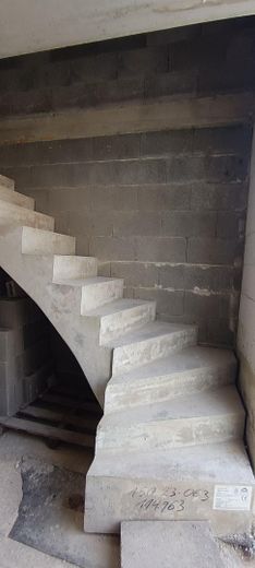 Haus Rohbau Neubau mit Baugenehmigung, Mietkauf möglich – Fertige Treppe