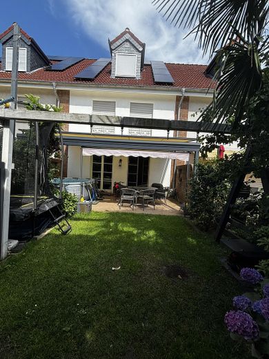 ¡De particular, sin agencia inmobiliaria! Casa adosada intermedia ideal para familias, en una ubicación perfecta y con instalación solar – Rückansicht 