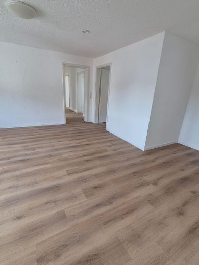 Frisch renovierte 5-Zi.-DG-Wohnung | Balkon | EBK | 85 m² | Schwäbische Alb | provisionsfrei – Wohnzimmer