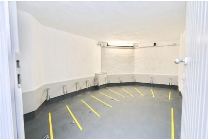 Exklusive 2 Zimmer DG Wohnung mit Loft-Charakter und zwei Dachterrassen in zentraler Lage – Fahrradgarage