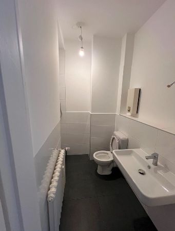 7 Min zur Uni! WG-Neugründung oder als möblierte Wohnung +Balkon- Drei-Zimmer-Wohnung in D-Bilk – Saniertes Duschbad