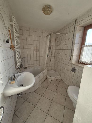 2-gezinswoning incl. 1700 m² grond in Engelsberg – EG Bad aktueller Zustand 