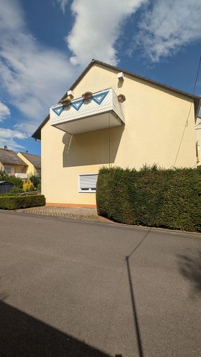 *Bez prowizji*- zadbany, przyjazny rodzinie skrajny dom szeregowy (procedura ofertowa) – Seitenansicht mit Stellplatz
