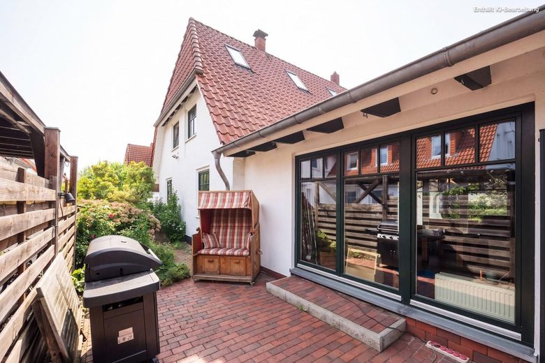 Family home with sauna, practice, cold room, barbecue hut, photovoltaic system and large garden in Horn-Lehe – Rückseite