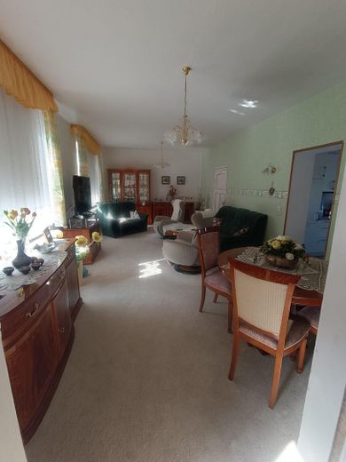 Viel Platz in Güstrow 190 m², großes Grundstück, Pool & Werkstatt – Wohnzimmer EG