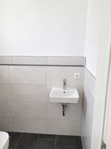 Erstbezug: A+ Neubau-Reihenhaus mit 6 Zimmern, Premiumküche, PV-Speicher & Garten – Gäste-WC Waschtisch