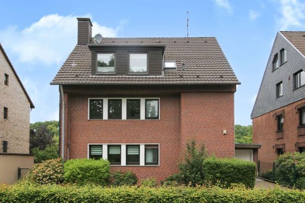 Mehrfamilienhaus ca. 224 m² mit 3 Wohneinheiten (Dachgeschoss vermietet) in Mülheim - Saarn