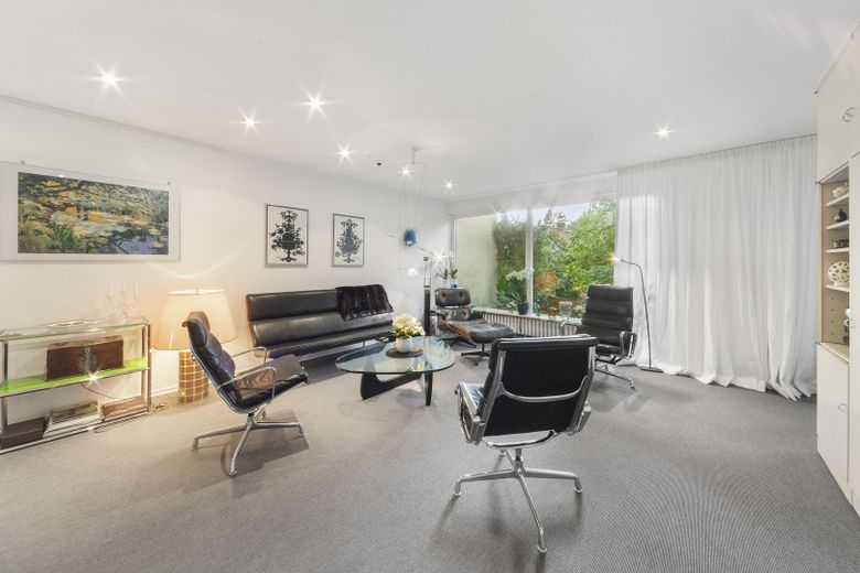 Wohnen mit viel Platz und eigener Terrasse - 4-Zimmer-Wohnung in begehrter Westend-Lage – Wohnzimmer