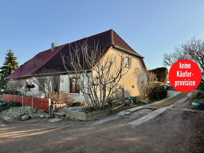 HORN IMMOBILIEN++ 15 km bis Neubrandenburg, schöne Doppelhaushälfte mit großen Grundstück &amp; 2 Garagen – Doppelhaushälfte