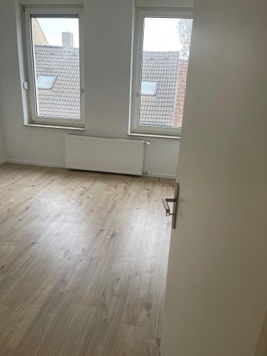 Kernsanierte 2 Zimmer Wohnung in zentraler Lage – Zimmer 1