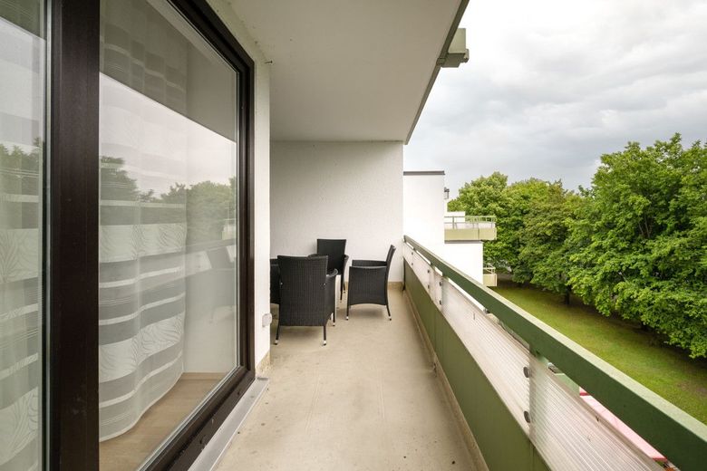 Große und ruhig gelegene 4-Zimmer-Wohnung mit 2 Balkonen in Aschheim – Südostbalkon Blick nach Westen