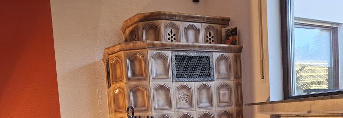 Kachelofen im Wohnzimmer