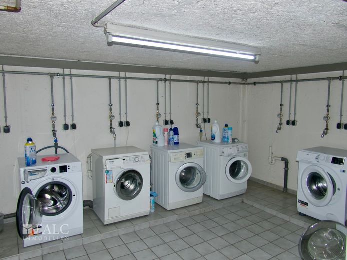 Einfach Mehr: Top gepflegte 2-Zimmer-Wohnung, EBK &amp; TG inklusive. Ruhige Wohnlage in 93333 Neustadt. – Wasch- und Trockenraum