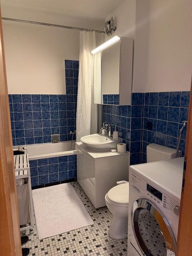 Appartement 3 pièces en Weststadt – 74 m², rénové, balcon, avec potentiel de valorisation – Badezimmer