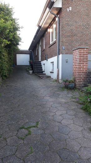 repräsentatives Zweifamilienhaus – Auffahrt mit Eingang