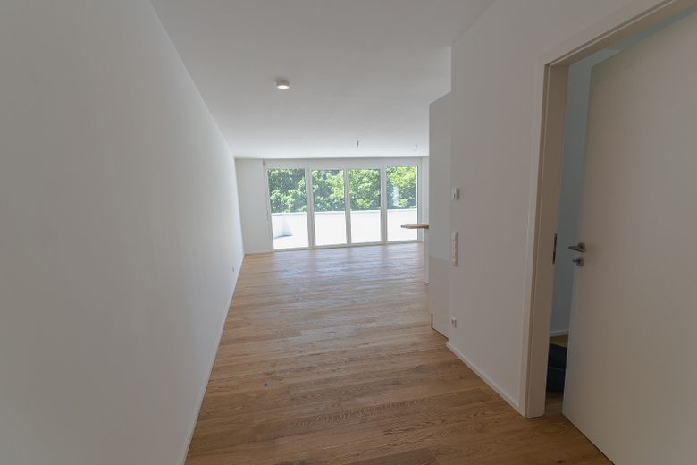 Exklusive 4,5-Zimmer-Wohnung 2 Balkone und EBK – Flur Eingang