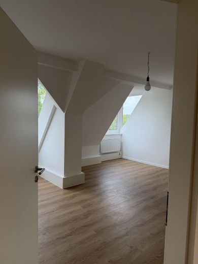 Wohnen im Denkmal: frisch sanierte 143-m²-Dachgeschosswohnung mit Haus-im-Haus-Charakter – Foto 13