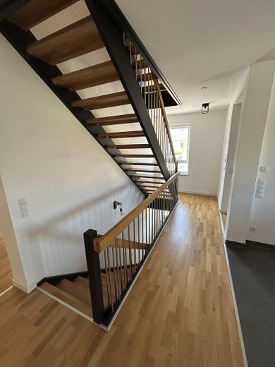 203 m² | Neubau 2021 | Garten | 2 Garagen | Wärmepumpe | Frensdorf – EG Treppenhaus