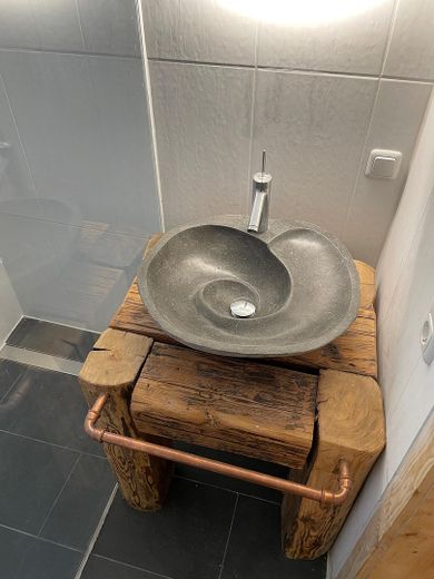 Renovierte 2,5-Zimmer Möblierte Wohnung Galerie Loft in Rottenburg – Bad mit Waschbecken