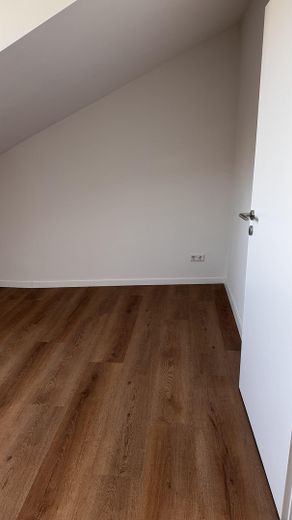 Erstbezug nach Renovierung: Moderne 2ZKB mit großer Dachloggia, EBK und Stellplatz – Schlafzimmer