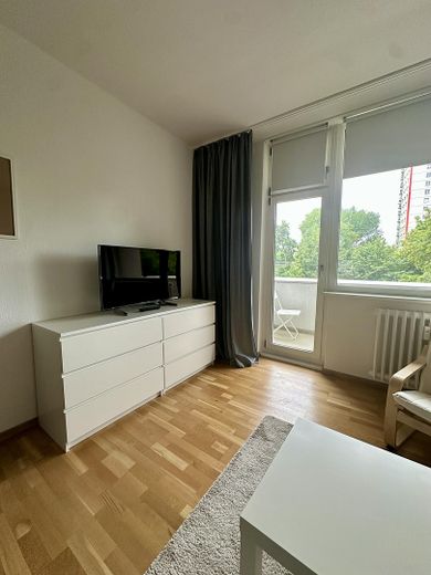Wohnzimmer Blick zum Balkon