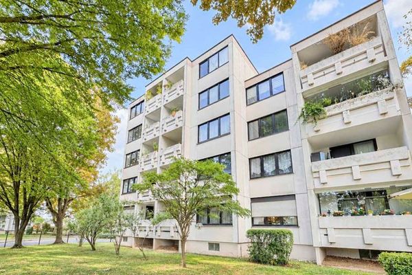 Vacant 1-room apartment with elevator, loggia, underground parking space and potential in Troisdorf