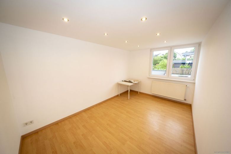 Modernisiertes Einfamilienhaus in kleiner Nebenstraße von Püttlingen – Durchgangszimmer Dachgeschoss