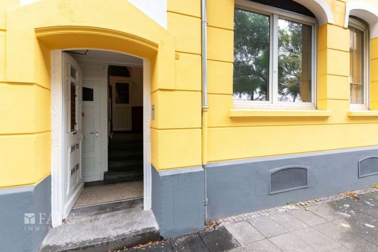 Charmantes Mehrfamilienhaus mit Entwicklungspotenzial – Hauseingang