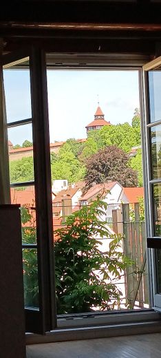 Old building gem - studio with castle view – Ausblick aus Balkontür
