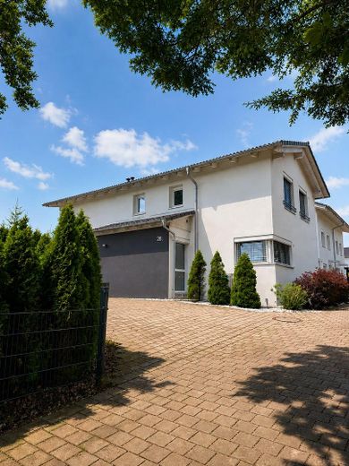 Exklusives Einfamilienhaus mit Keller und sehr großem Grundstück – modernes Einfamilienhaus