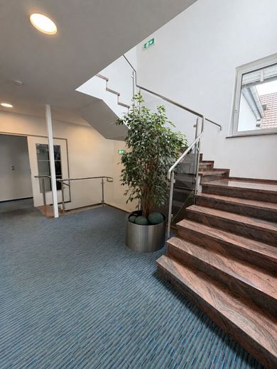 Etabliertes Hotel- &amp; Gastro-Anwesen am Wiehengebirge umfassend modernisiert – Treppenhaus