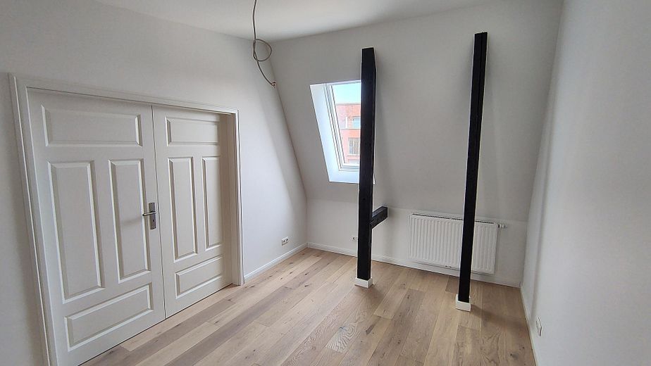 Wohnzimmer mit Dachbalken