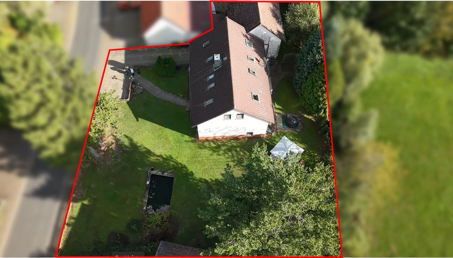 Vielseitiges Wohn- und Gewerbeobjekt mit Hallen & Werkstatt in naturnaher Lage – Luftaufnahme Hauptgebäude