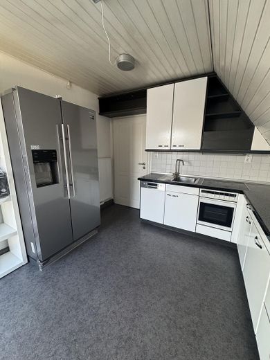 3-Zimmer-Dachgeschosswohnung mit Balkon + EBK in Maisach, Nutzfläche 151 qm, 5 Fußminuten zur S3 – Küche mit Side-by-Side 