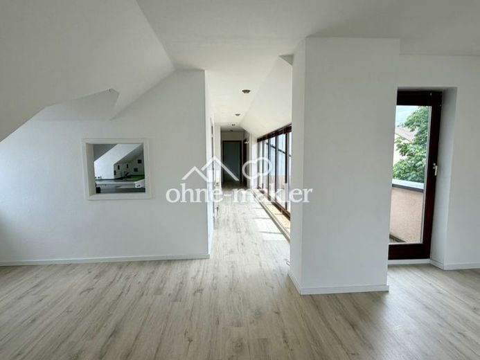 Schöne 3-Zimmer DG Wohnung mit modernisierter Küche und Balkon – Foto 1